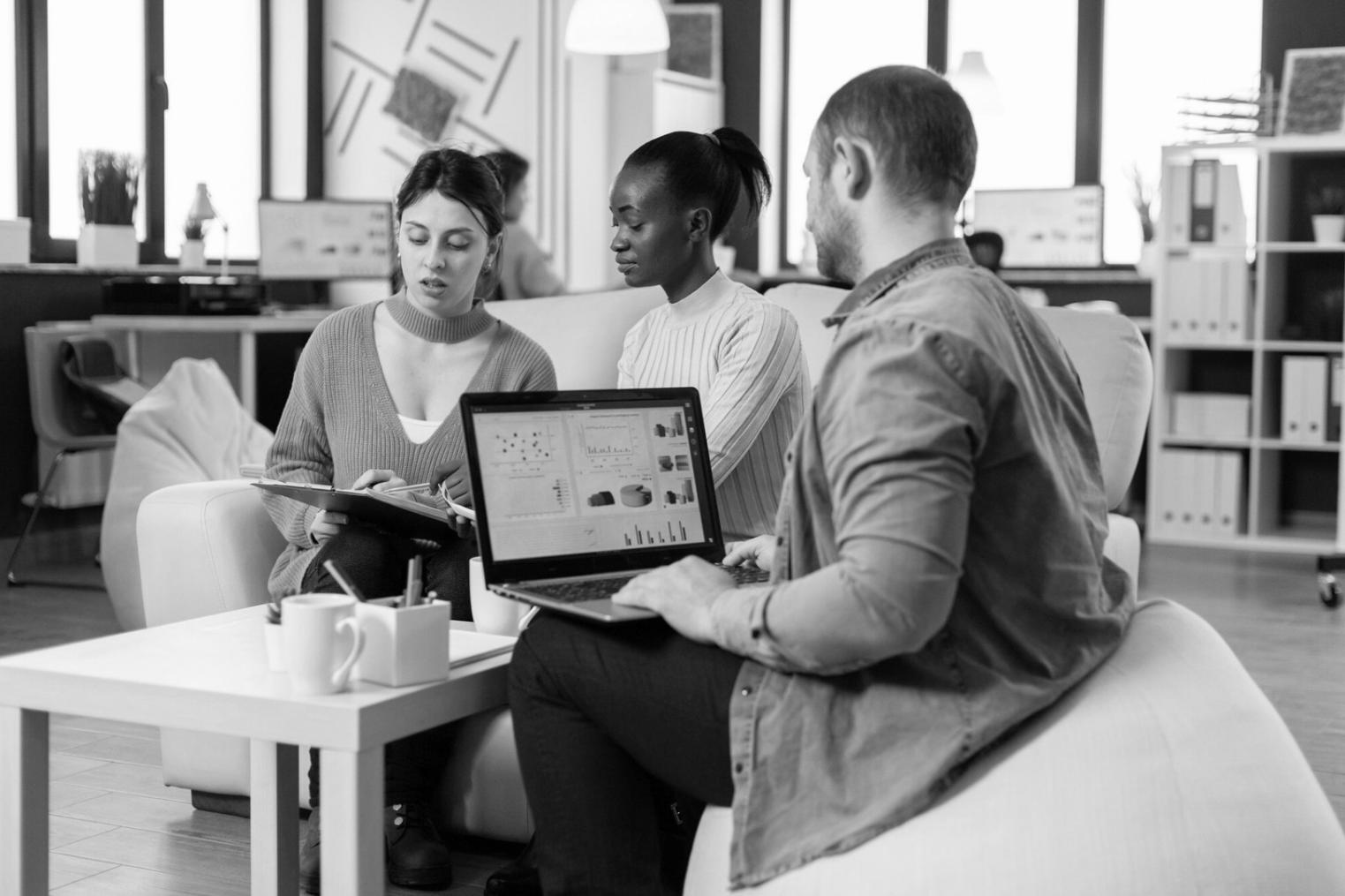 Session de formation en groupe avec échange entre participants